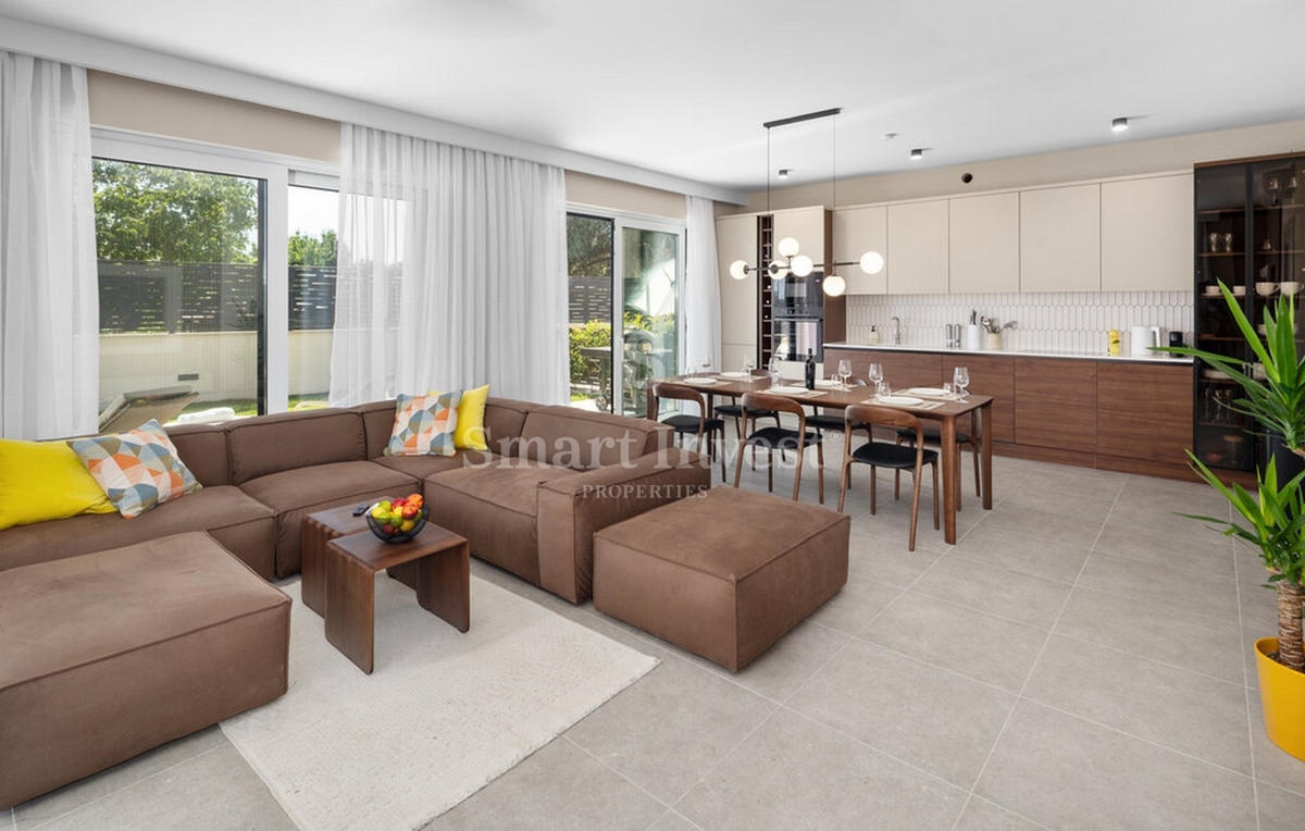 ISTRA - POREČ, Luksuzno 4-sobno stanovanje z bazenom in vrtom, prodamo