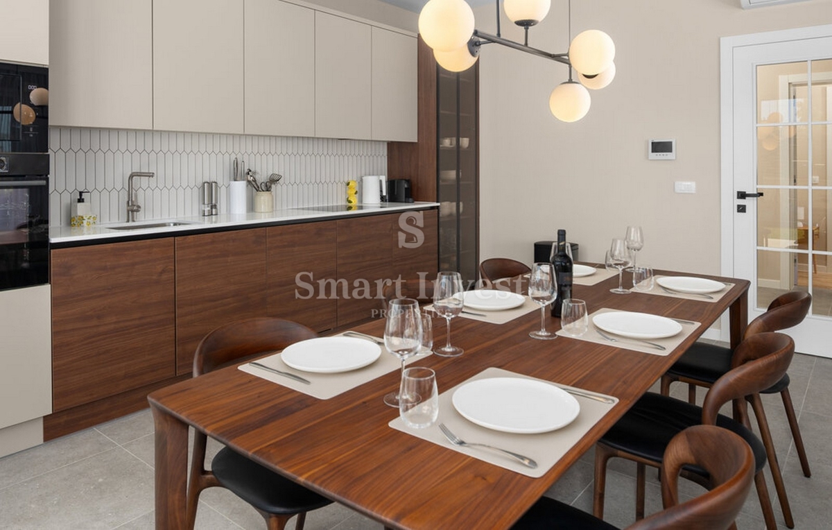 ISTRA - POREČ, Luksuzno 4-sobno stanovanje z bazenom in vrtom, prodamo