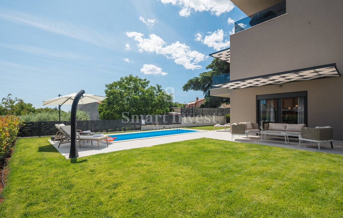 ISTRA - POREČ, Luksuzno 4-sobno stanovanje z bazenom in vrtom, prodamo