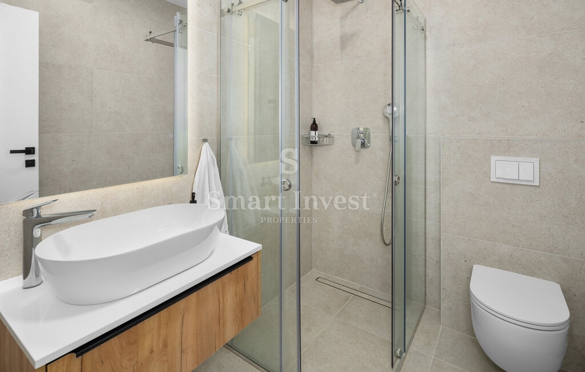 ISTRA - POREČ, Luksuzno 4-sobno stanovanje z bazenom in vrtom, prodamo