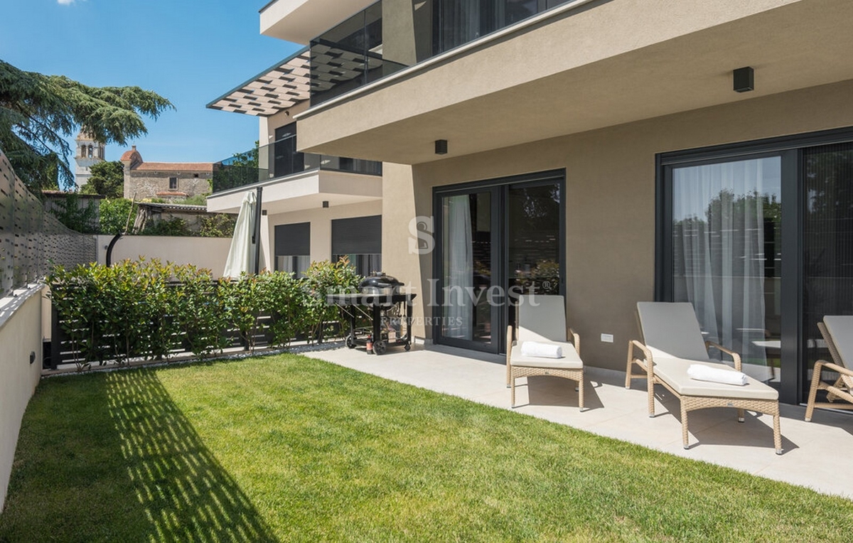 ISTRA - POREČ, Luksuzno 4-sobno stanovanje z bazenom in vrtom, prodamo