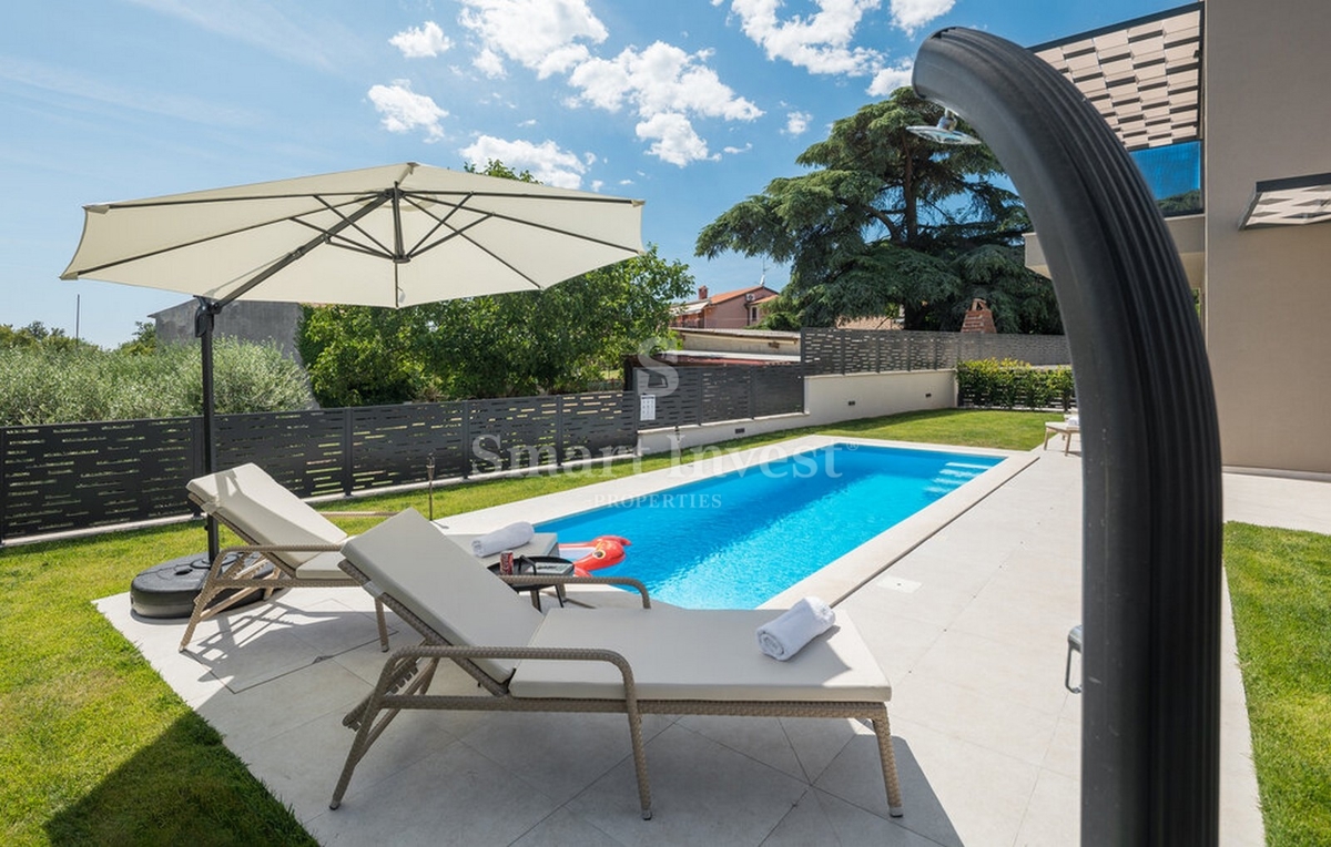 ISTRA - POREČ, Luksuzno 4-sobno stanovanje z bazenom in vrtom, prodamo