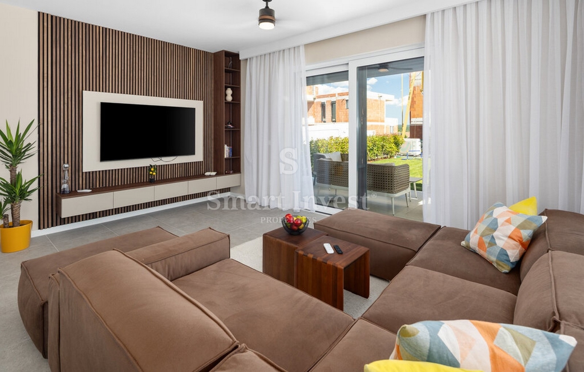 ISTRA - POREČ, Luksuzno 4-sobno stanovanje z bazenom in vrtom, prodamo