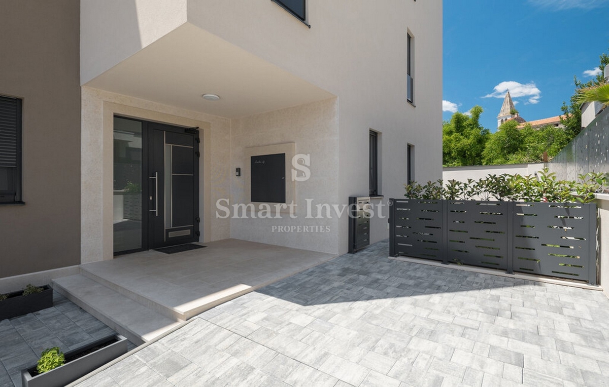 ISTRA - POREČ, Luksuzno 4-sobno stanovanje z bazenom in vrtom, prodamo