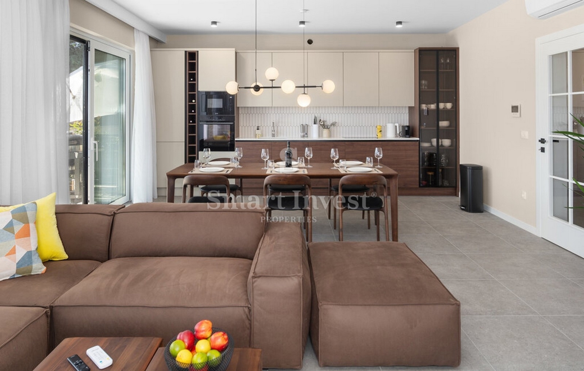 ISTRA - POREČ, Luksuzno 4-sobno stanovanje z bazenom in vrtom, prodamo