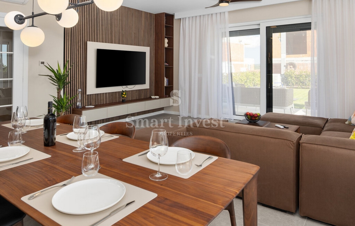 ISTRA - POREČ, Luksuzno 4-sobno stanovanje z bazenom in vrtom, prodamo