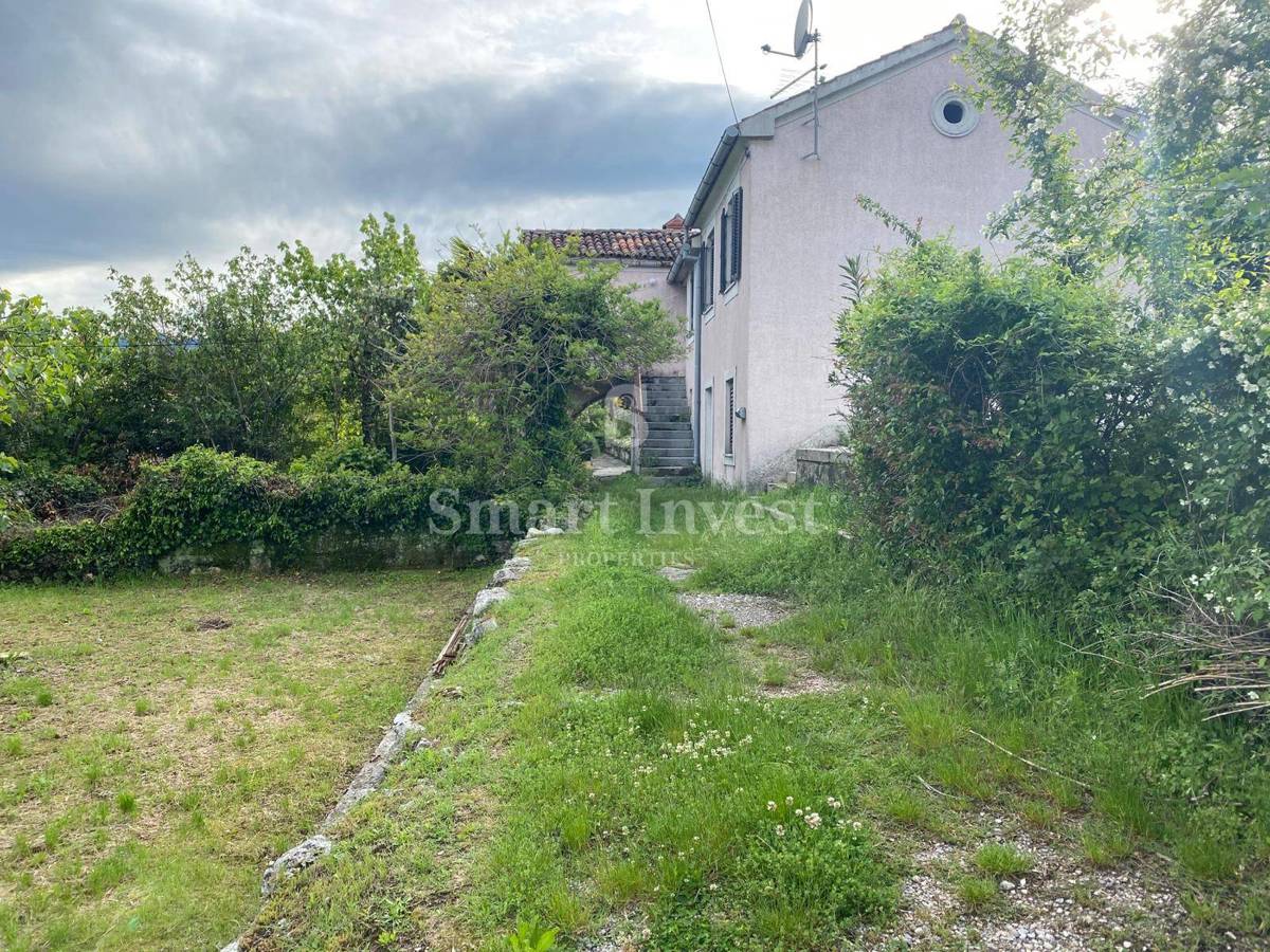 OPATIJA - POBRI, stara hiša z velikim vrtom in pogledom na morje