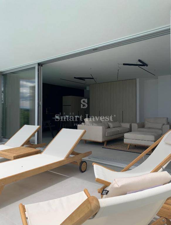 KRK, moderna vila z 2 apartmajema in 2 bazenoma, 500 m do morja