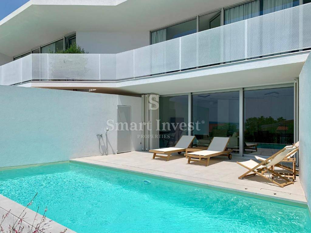 KRK, moderna vila z 2 apartmajema in 2 bazenoma, 500 m do morja