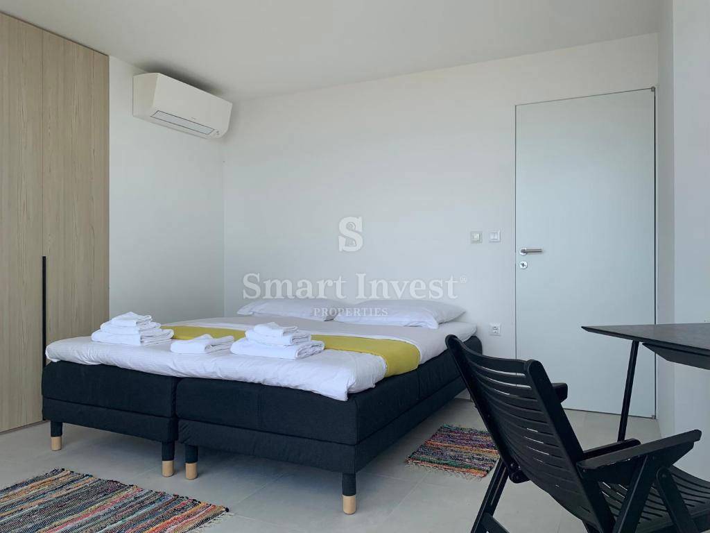KRK, moderna vila z 2 apartmajema in 2 bazenoma, 500 m do morja