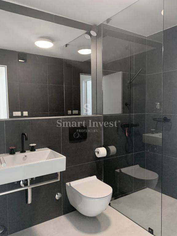 KRK, moderna vila z 2 apartmajema in 2 bazenoma, 500 m do morja