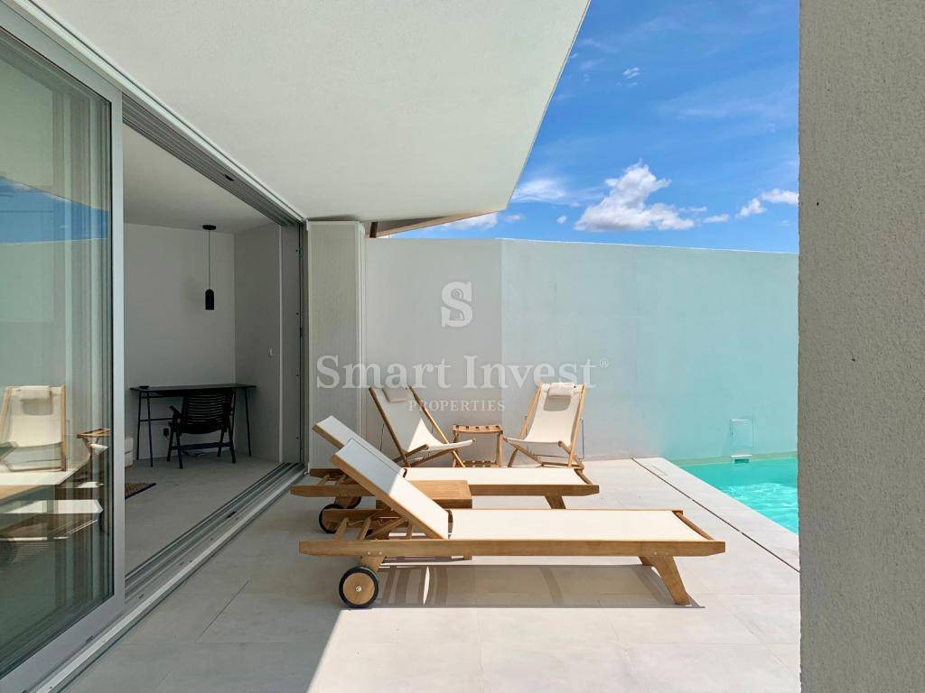 KRK, moderna vila z 2 apartmajema in 2 bazenoma, 500 m do morja