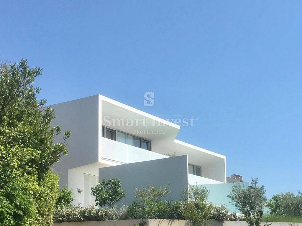 KRK, moderna vila z 2 apartmajema in 2 bazenoma, 500 m do morja