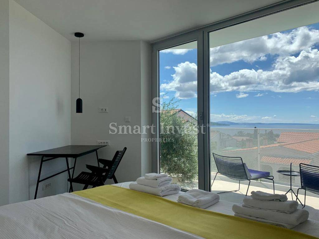 KRK, moderna vila z 2 apartmajema in 2 bazenoma, 500 m do morja