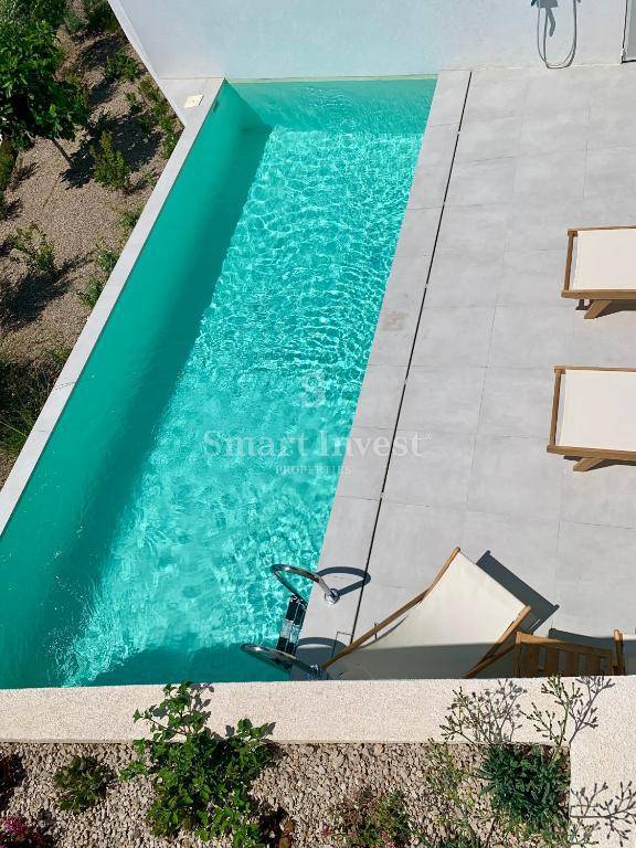 KRK, moderna vila z 2 apartmajema in 2 bazenoma, 500 m do morja
