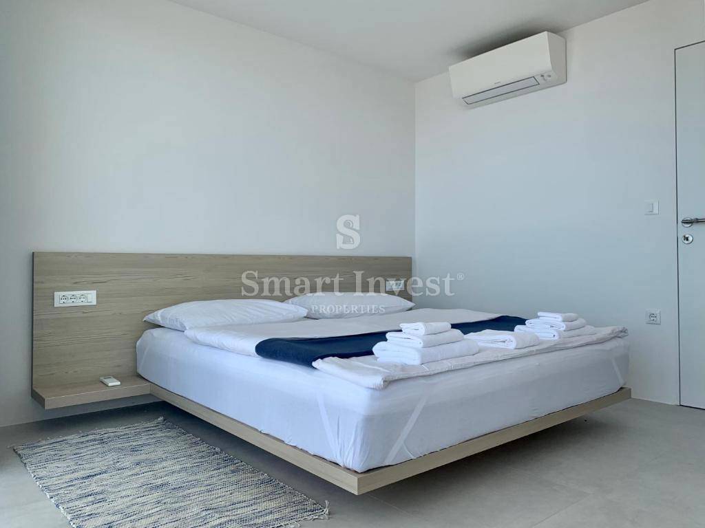 KRK, moderna vila z 2 apartmajema in 2 bazenoma, 500 m do morja