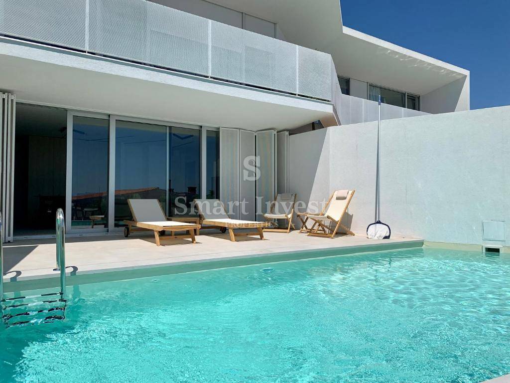 KRK, moderna vila z 2 apartmajema in 2 bazenoma, 500 m do morja