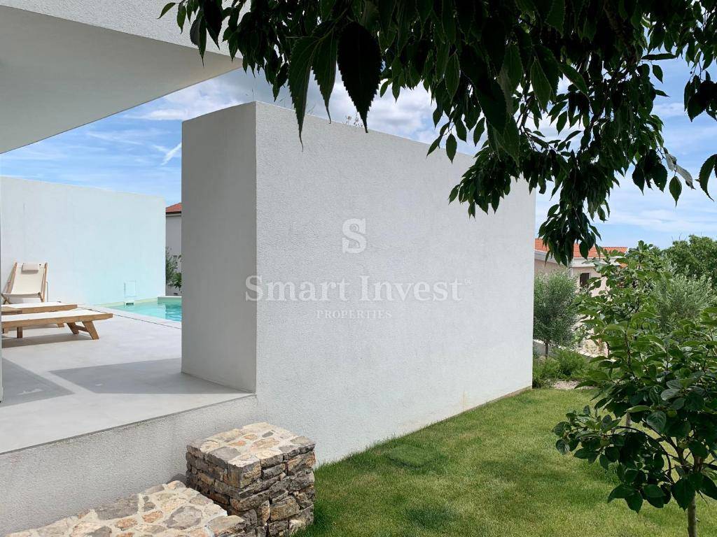 KRK, moderna vila z 2 apartmajema in 2 bazenoma, 500 m do morja