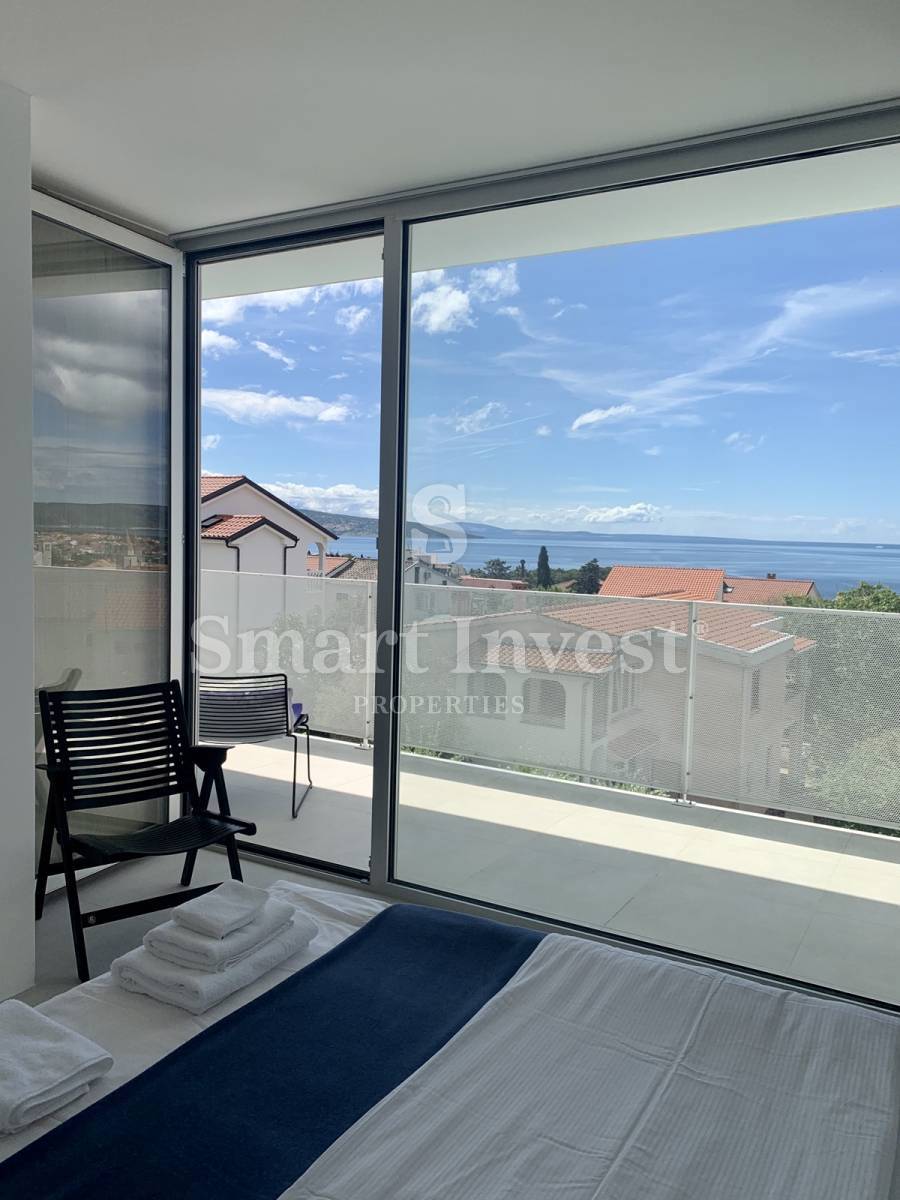 KRK, moderna vila z 2 apartmajema in 2 bazenoma, 500 m do morja