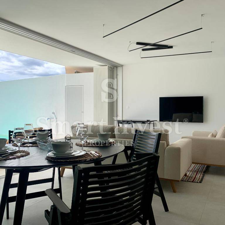 KRK, moderna vila z 2 apartmajema in 2 bazenoma, 500 m do morja