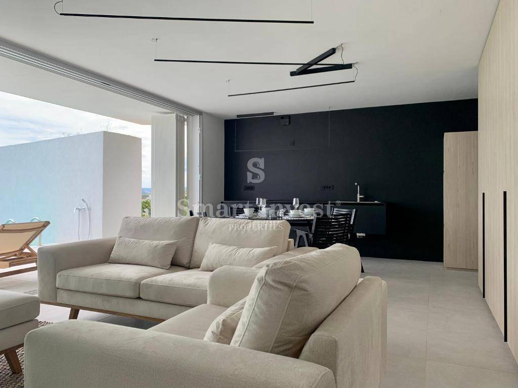 KRK, moderna vila z 2 apartmajema in 2 bazenoma, 500 m do morja