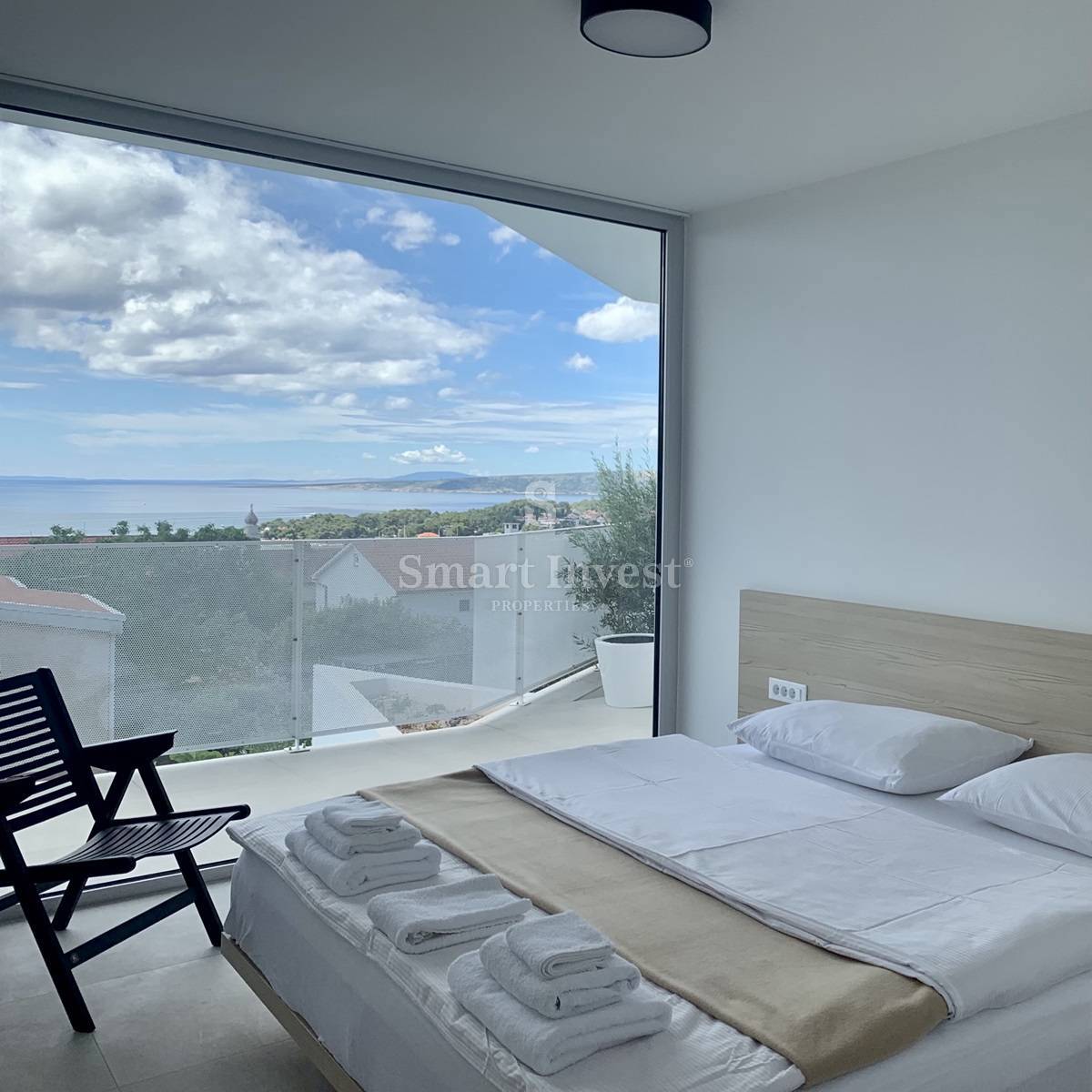 KRK, moderna vila z 2 apartmajema in 2 bazenoma, 500 m do morja