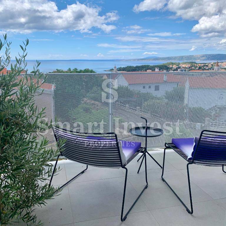 KRK, moderna vila z 2 apartmajema in 2 bazenoma, 500 m do morja