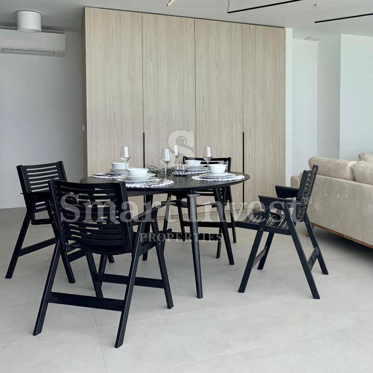 KRK, moderna vila z 2 apartmajema in 2 bazenoma, 500 m do morja