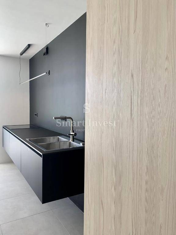 KRK, moderna vila z 2 apartmajema in 2 bazenoma, 500 m do morja
