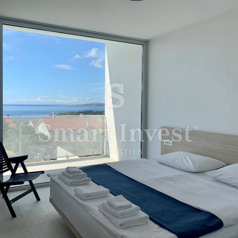 KRK, moderna vila z 2 apartmajema in 2 bazenoma, 500 m do morja