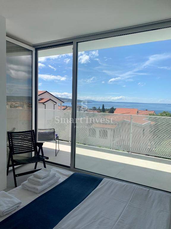 KRK, moderna vila z 2 apartmajema in 2 bazenoma, 500 m do morja
