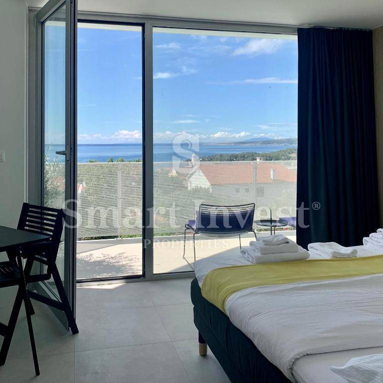 KRK, moderna vila z 2 apartmajema in 2 bazenoma, 500 m do morja