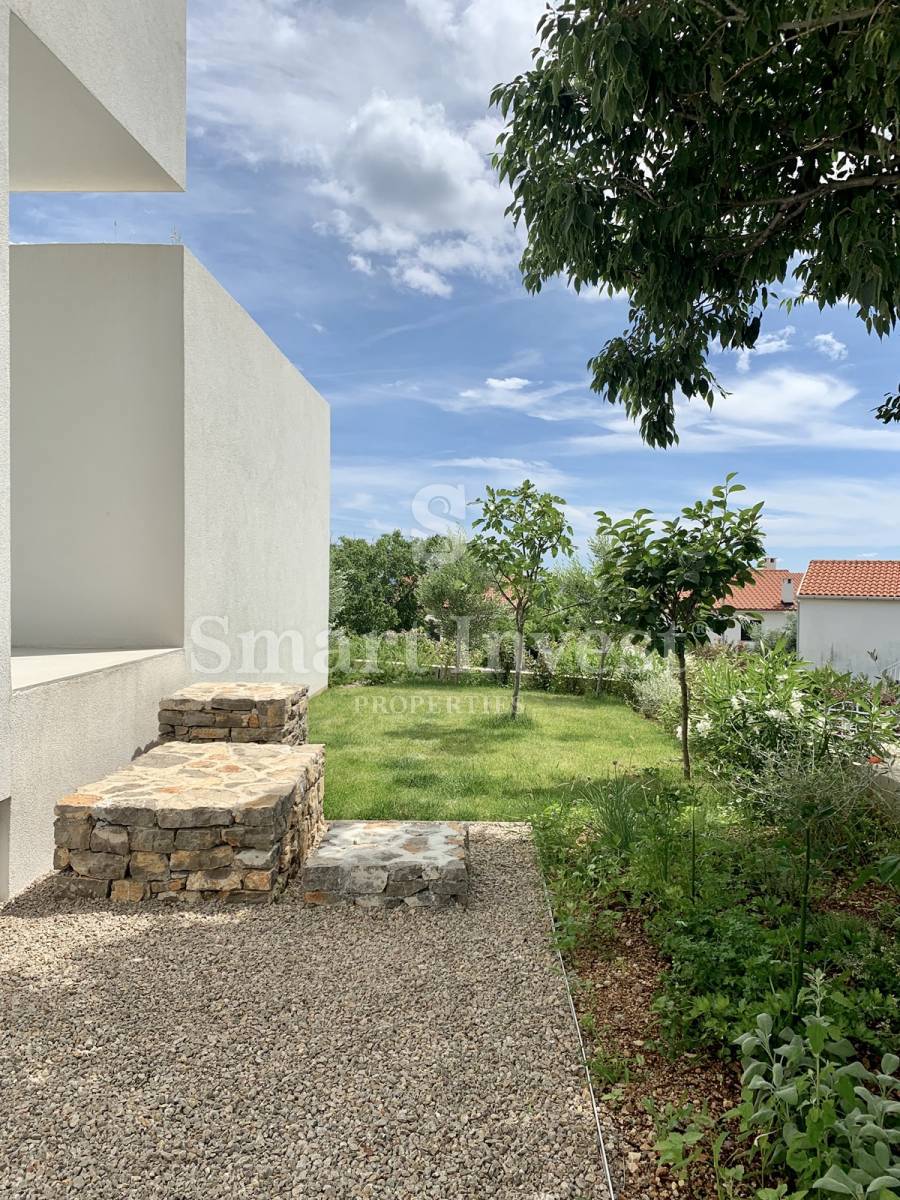 KRK, moderna vila z 2 apartmajema in 2 bazenoma, 500 m do morja