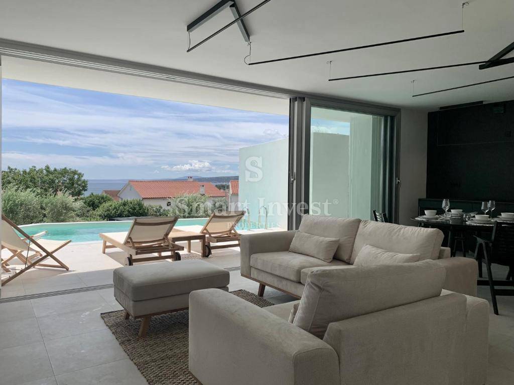 KRK, moderna vila z 2 apartmajema in 2 bazenoma, 500 m do morja
