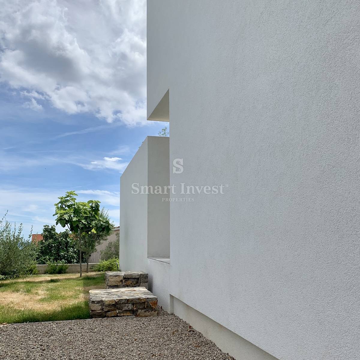 KRK, moderna vila z 2 apartmajema in 2 bazenoma, 500 m do morja
