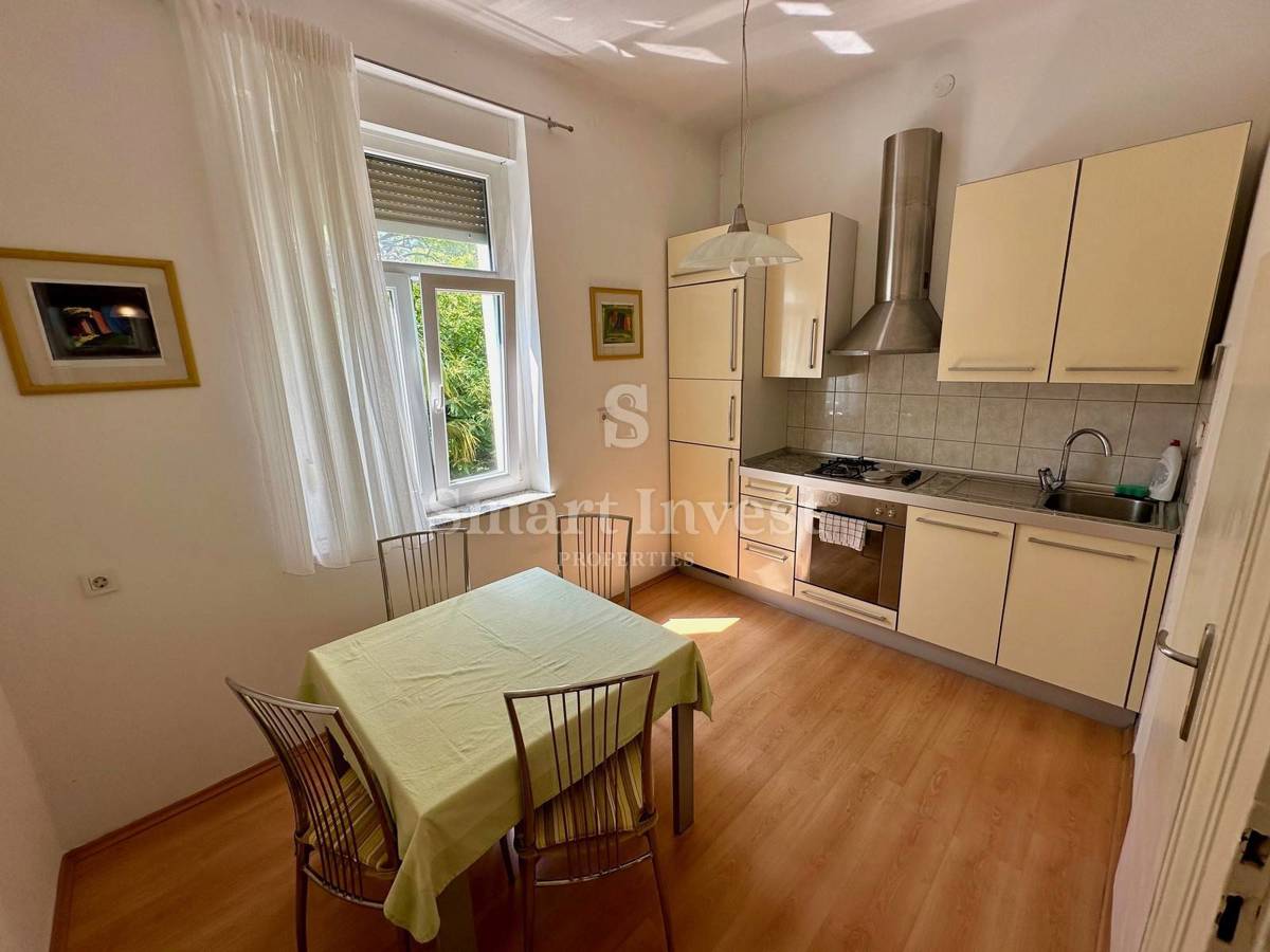 LOVRAN - CENTER, udobno stanovanje s parkiriščem in pogledom na morje