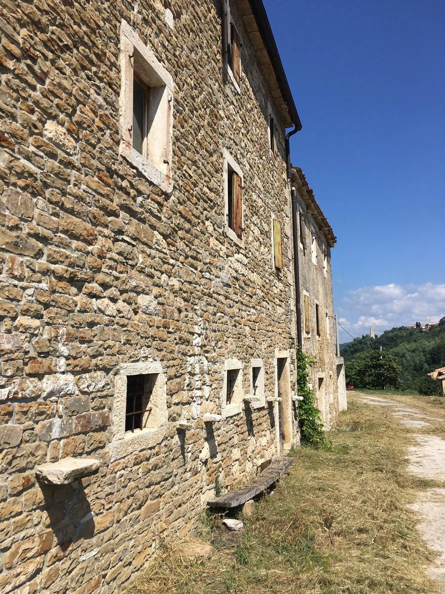 ISTRA - BUJE, stare hiše na zemljišču 16.691 m2 ob slovenski meji