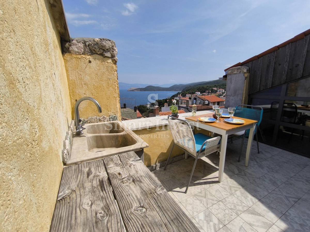 OTOK KRK - VRBNIK, hiša 100m2 s strešno teraso in pogledom na morje