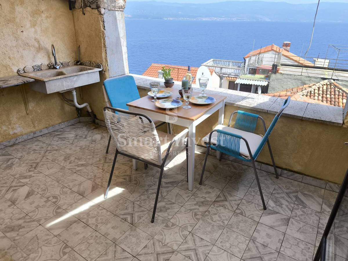 OTOK KRK - VRBNIK, hiša 100m2 s strešno teraso in pogledom na morje