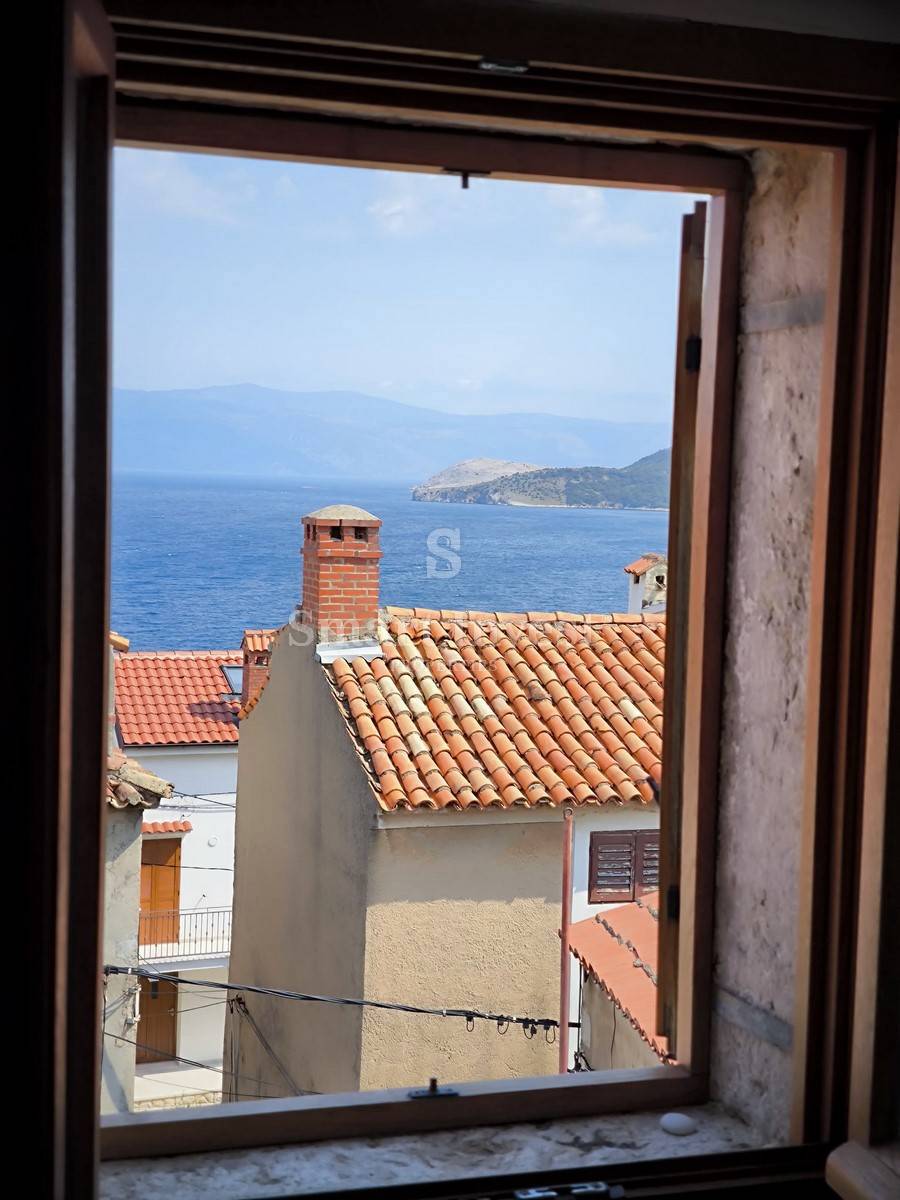 OTOK KRK - VRBNIK, hiša 100m2 s strešno teraso in pogledom na morje
