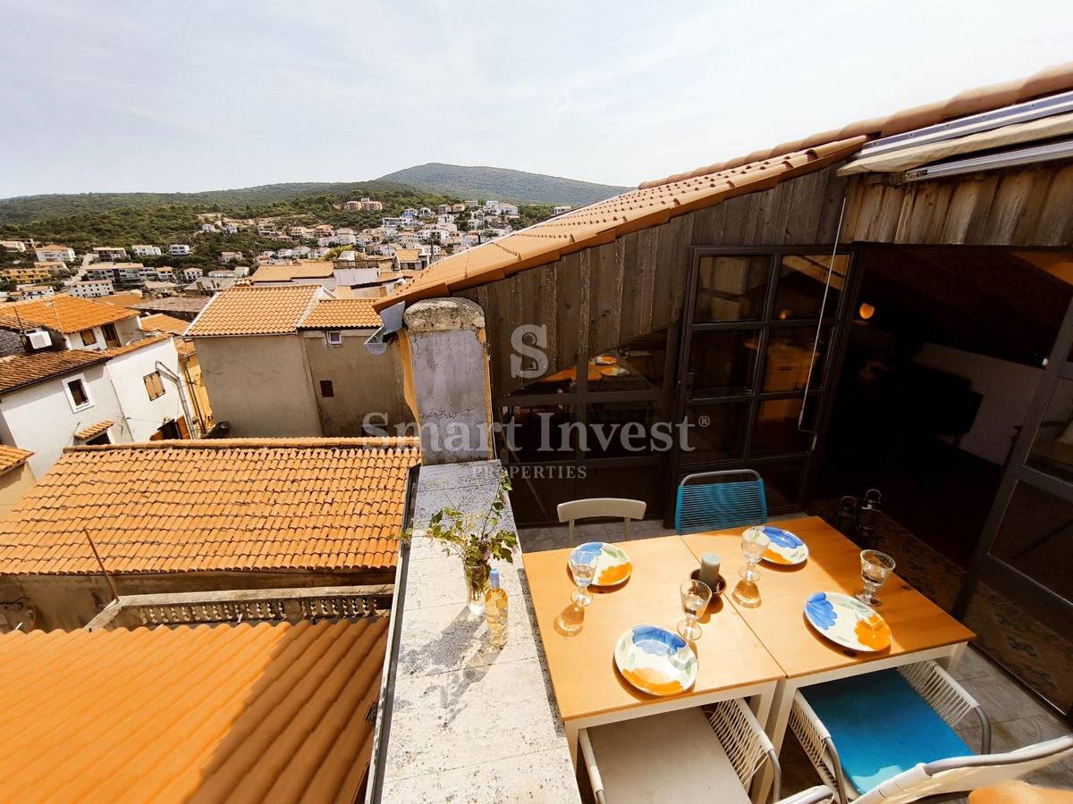 OTOK KRK - VRBNIK, hiša 100m2 s strešno teraso in pogledom na morje