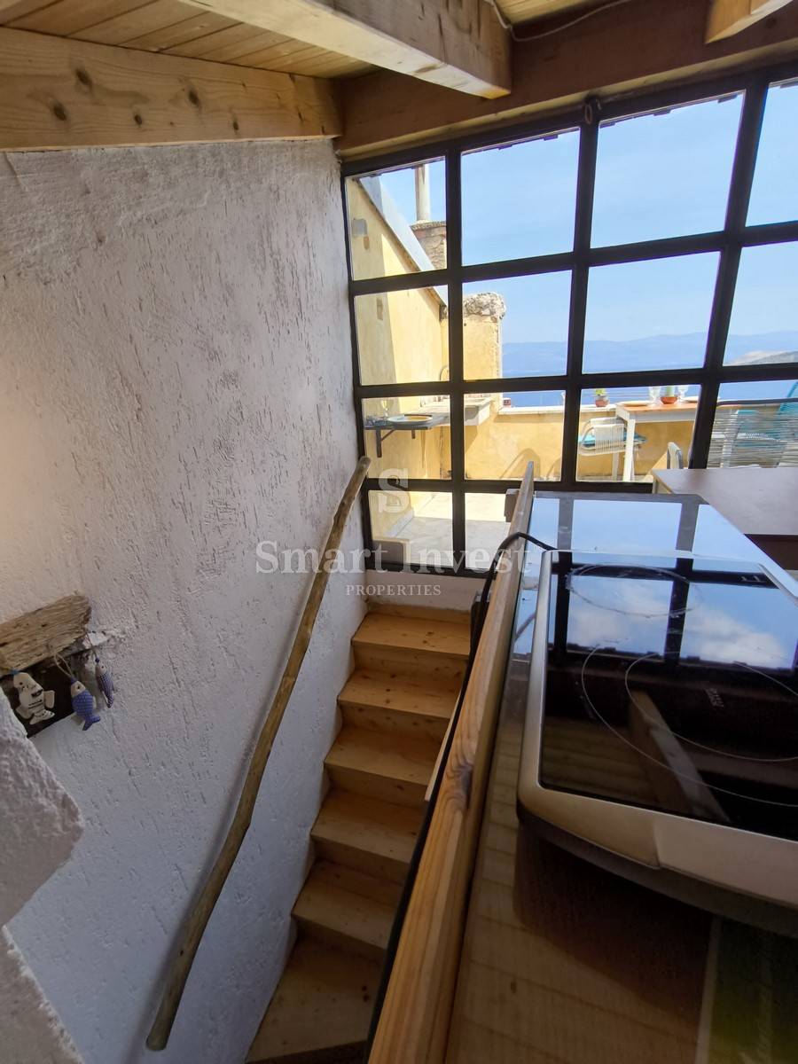 OTOK KRK - VRBNIK, hiša 100m2 s strešno teraso in pogledom na morje