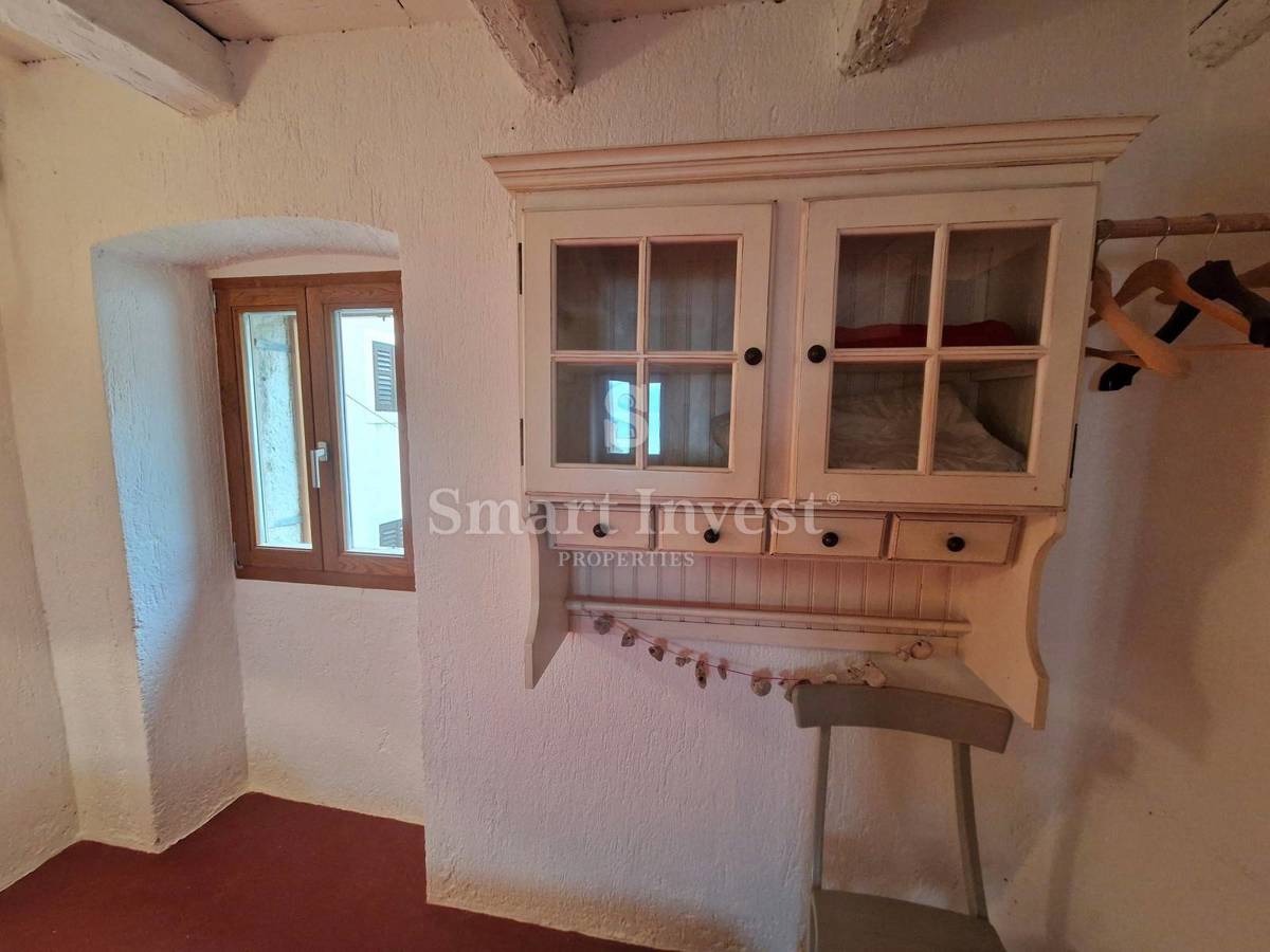 OTOK KRK - VRBNIK, hiša 100m2 s strešno teraso in pogledom na morje