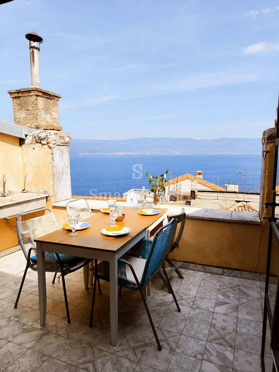OTOK KRK - VRBNIK, hiša 100m2 s strešno teraso in pogledom na morje