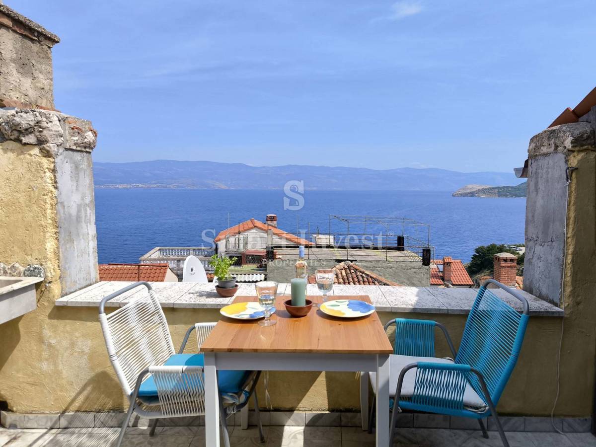 OTOK KRK - VRBNIK, hiša 100m2 s strešno teraso in pogledom na morje