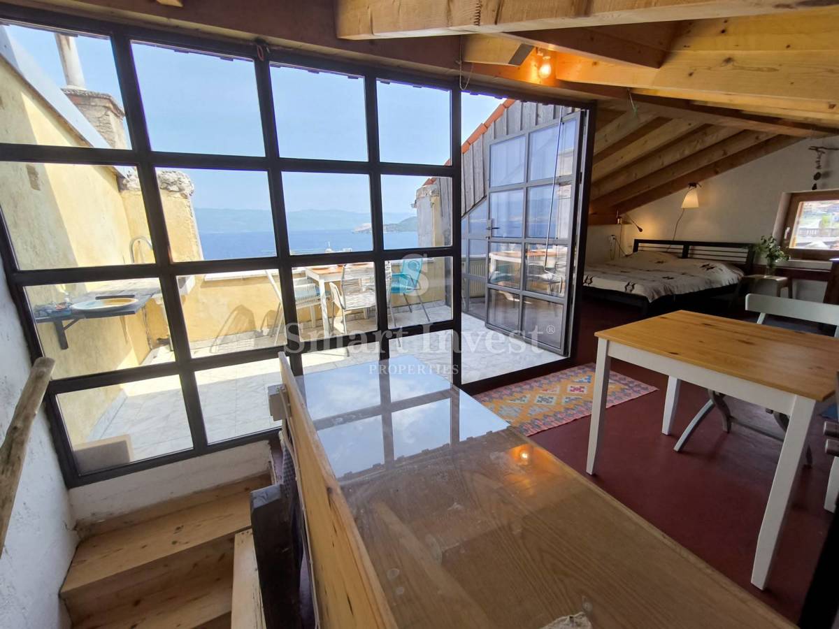 OTOK KRK - VRBNIK, hiša 100m2 s strešno teraso in pogledom na morje