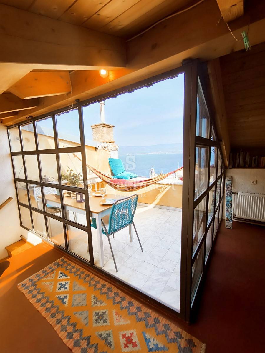 OTOK KRK - VRBNIK, hiša 100m2 s strešno teraso in pogledom na morje