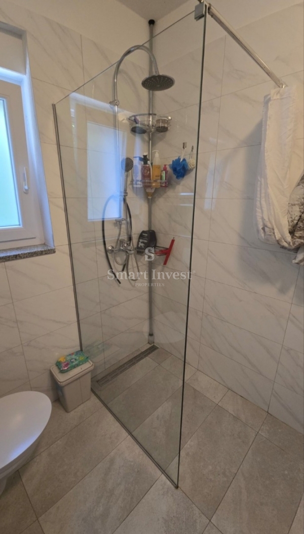 VIŠKOVO, 2-sobno stanovanje s pogledom na morje