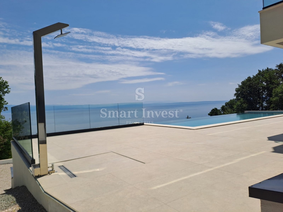LOVRAN, moderna vila z bazenom in pogledom na morje!