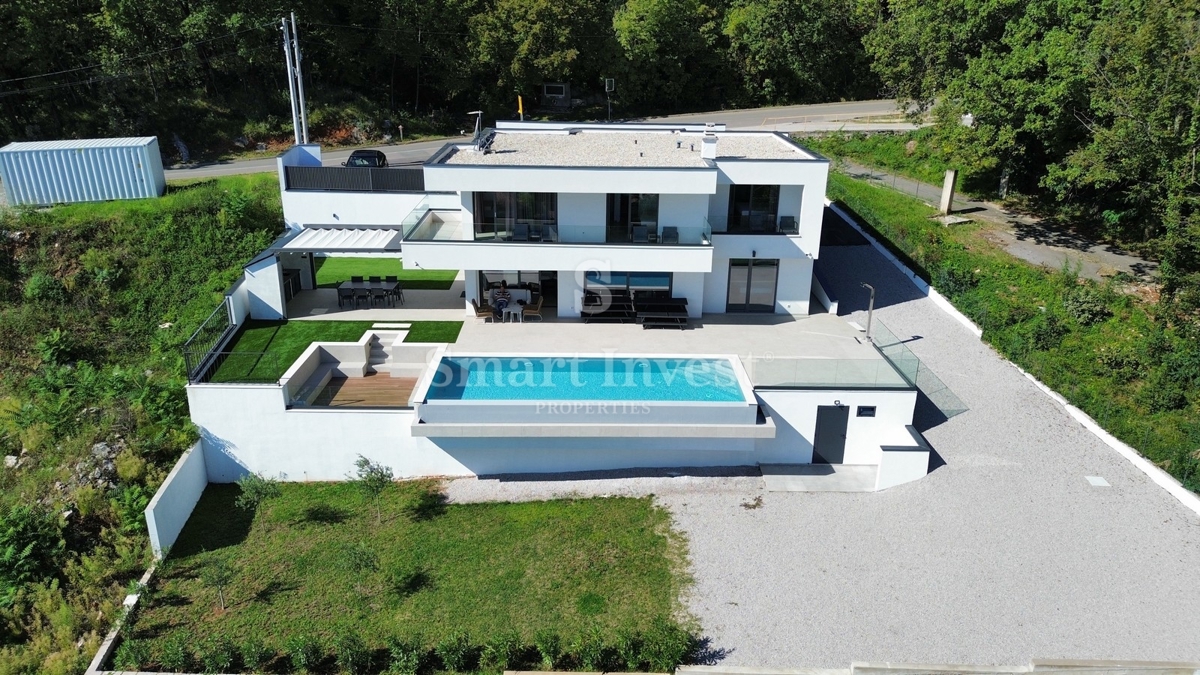 LOVRAN, moderna vila z bazenom in pogledom na morje!